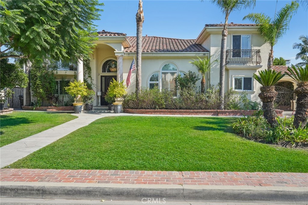 a front view of house with yard