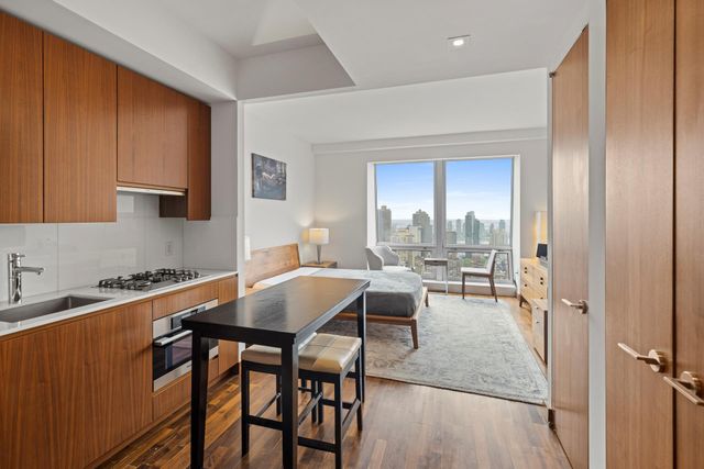 $1,025,000 | 400 5th Avenue, Unit 44C | Midtown South