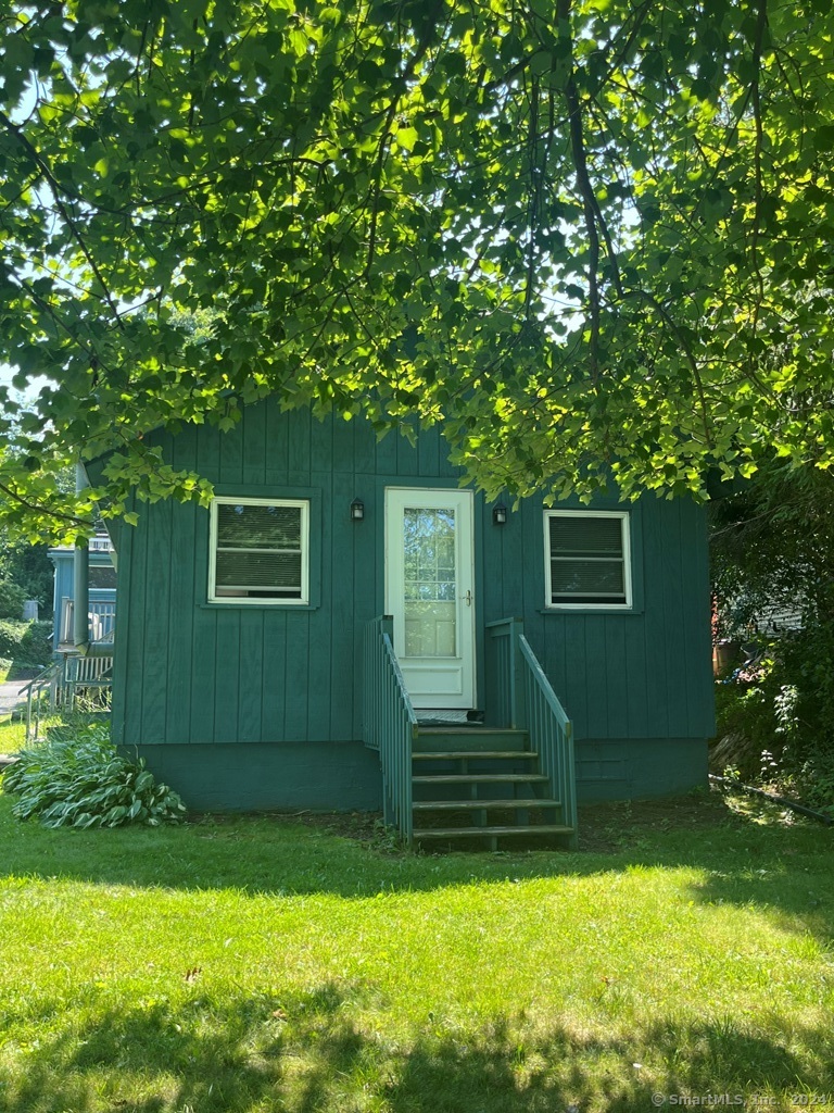 a view of a house with a backyard