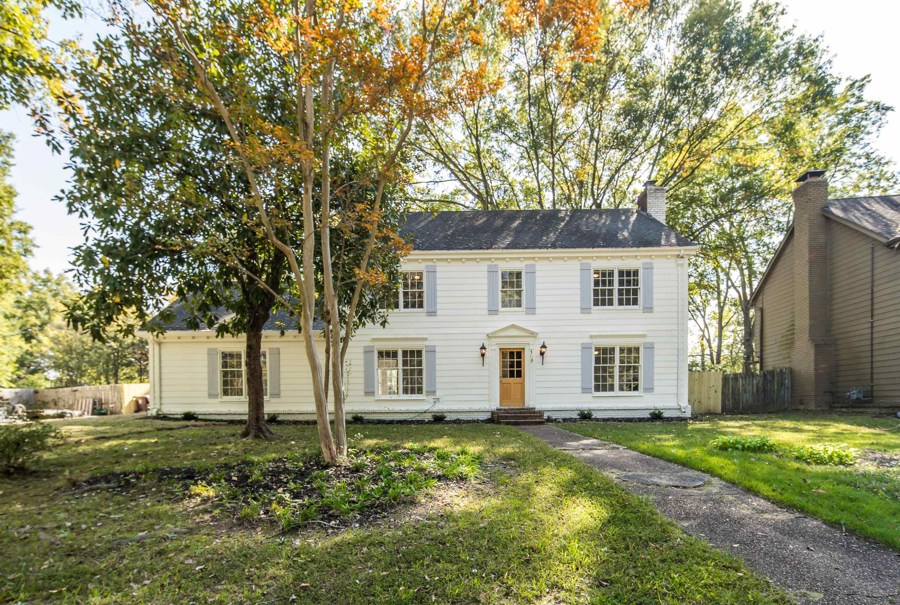 a view of a house with a yard