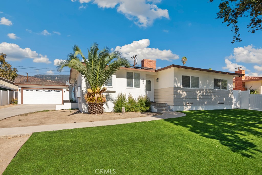 a view of a house with back yard