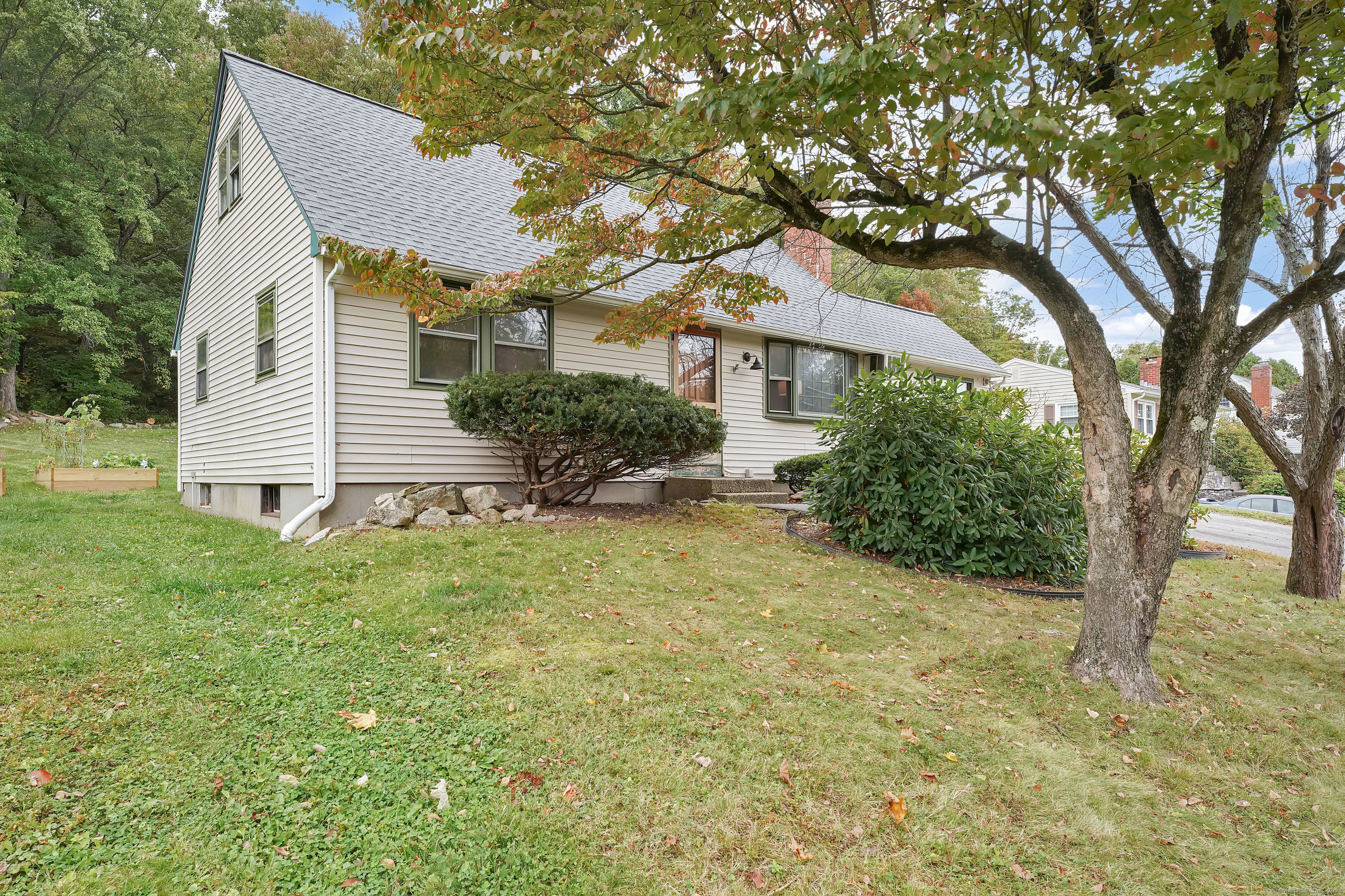 a view of a house with a yard