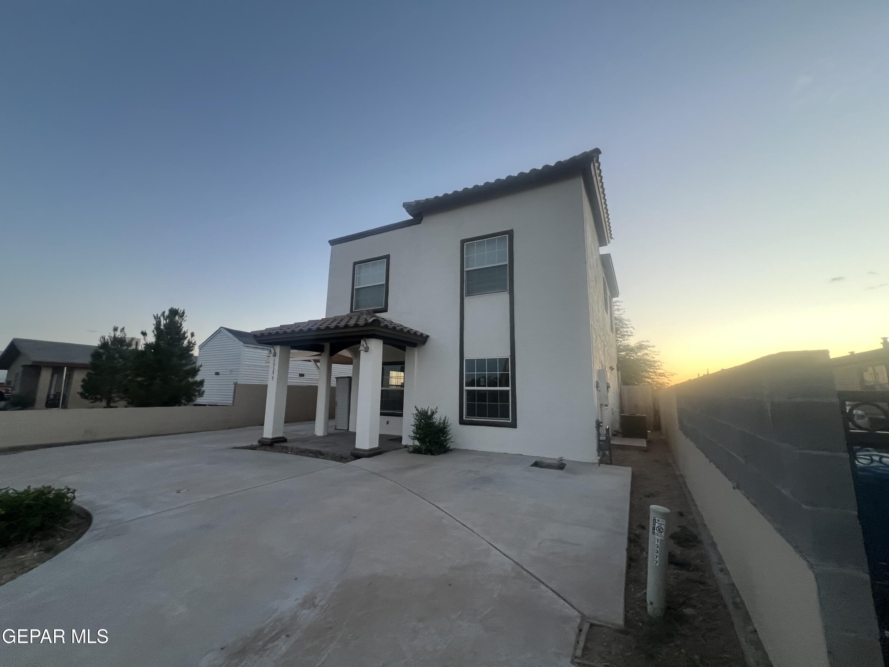 a view of a house with backyard