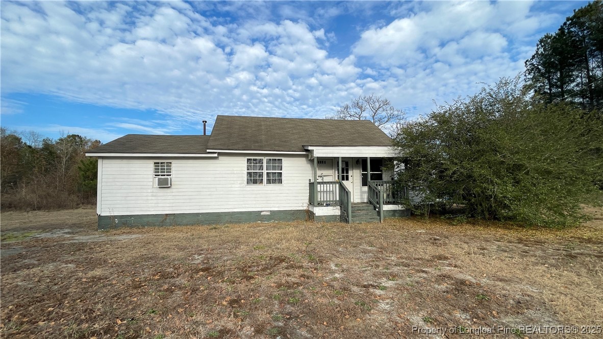 a view of house with a yard