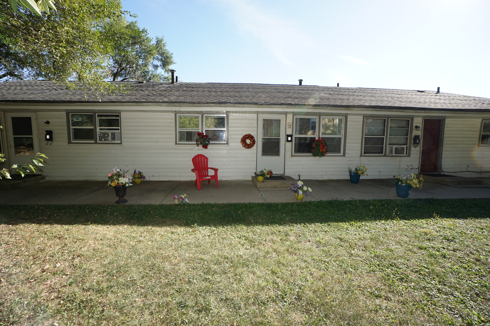 a view of a house with backyard