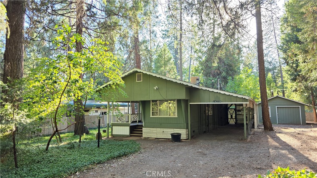 a view of a back yard of the house