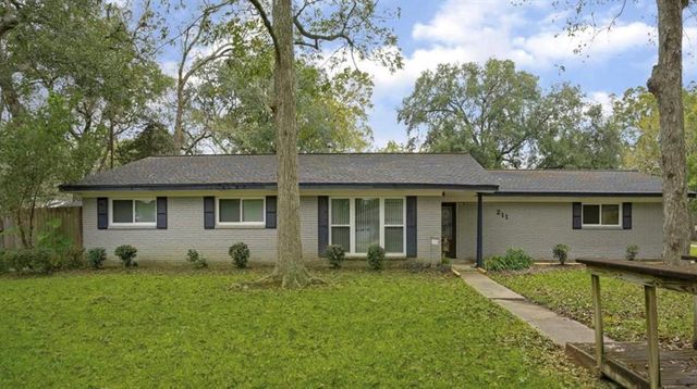 $2,100 | 211 Van Winkle Street | Lake Jackson