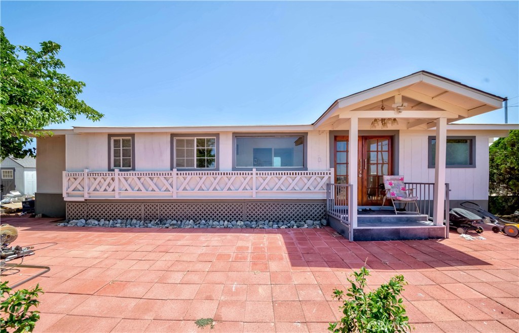 a view of front a house with a yard