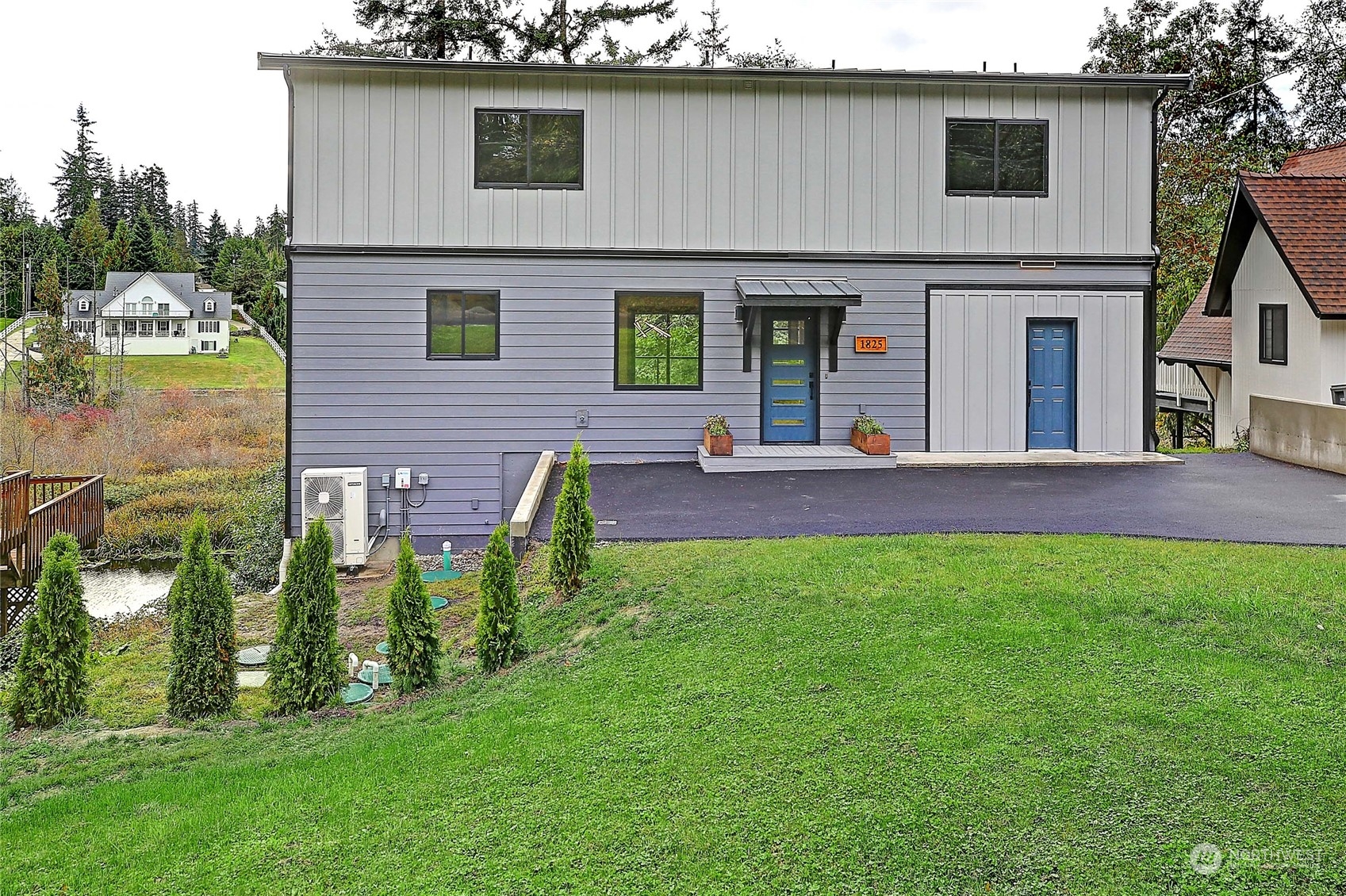 a view of front of a house with a yard