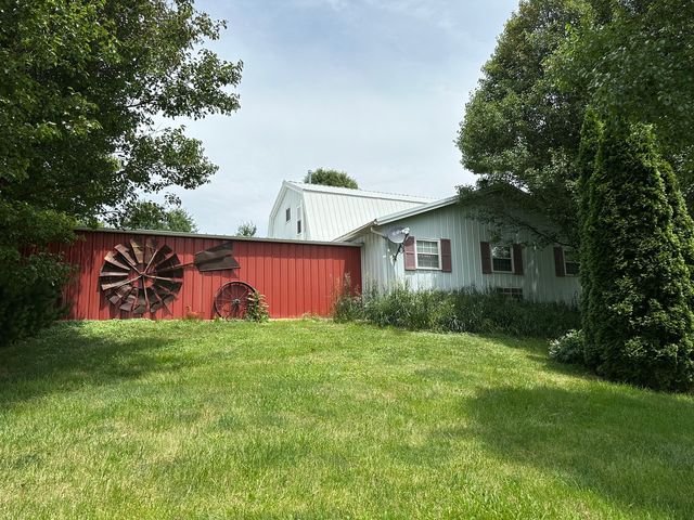 $275,000 | 8666 Frog Pond Road | Newton Township - Whiteside County