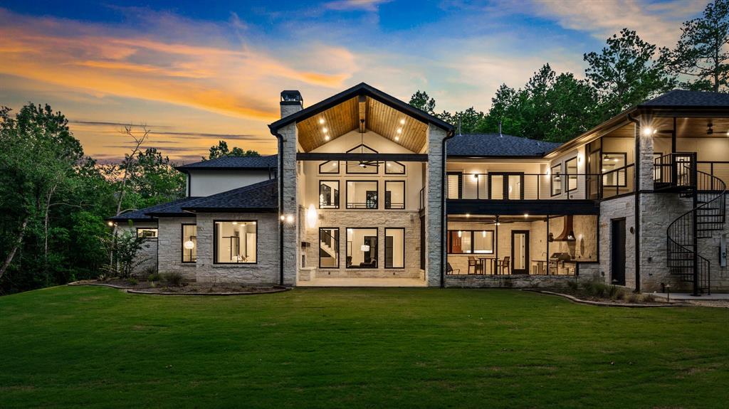 Look no further! Gorgeous custom Heartwood Home offers quality craftsmanship and attention to detail, both maximizing energy efficiency and functionality. This stunner is ready for move in!