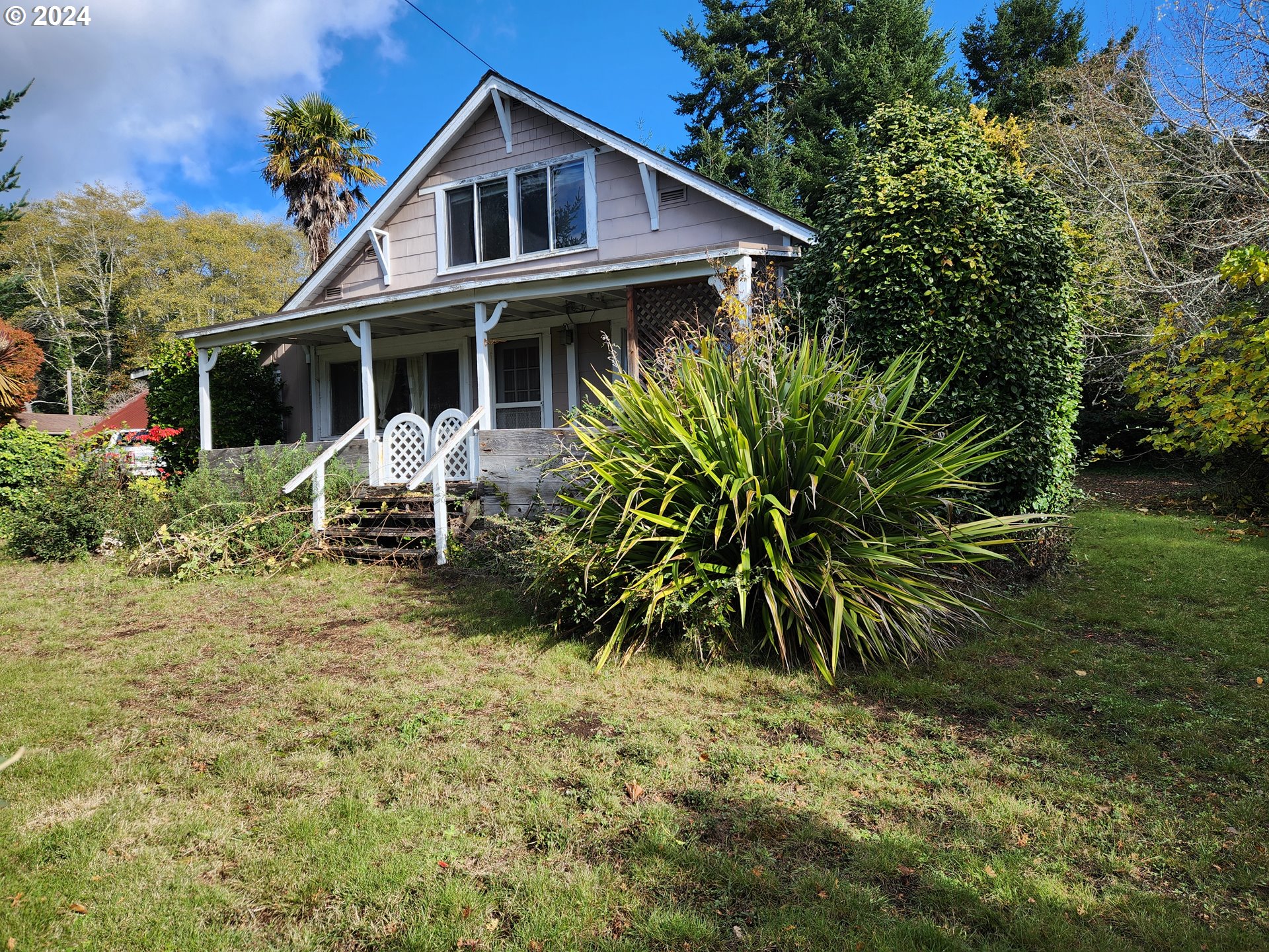 a view of a house with a yard