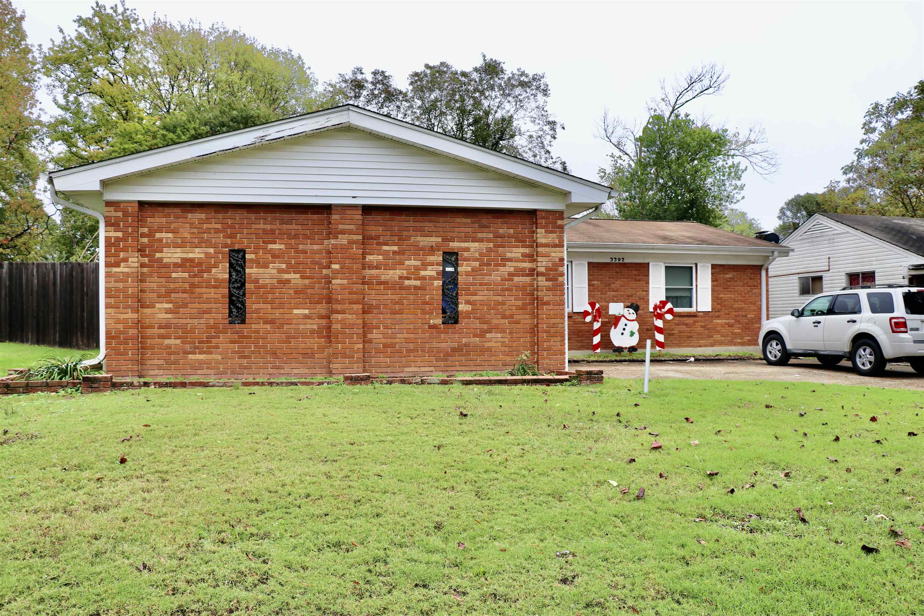 Ranch-style home featuring a front yard