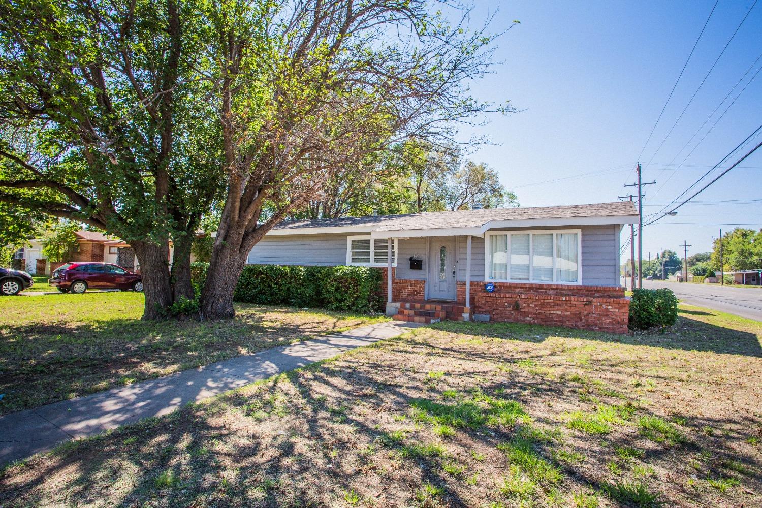 a view of a house with a yard