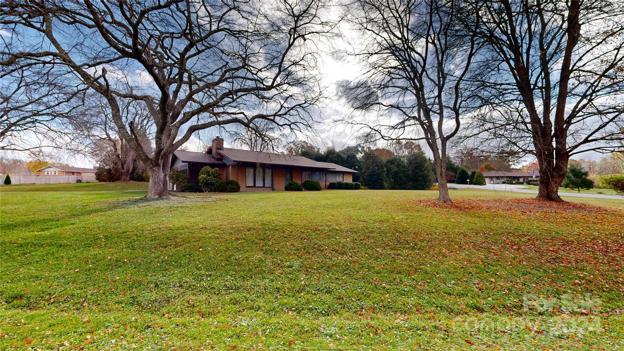 a view of a house with a yard