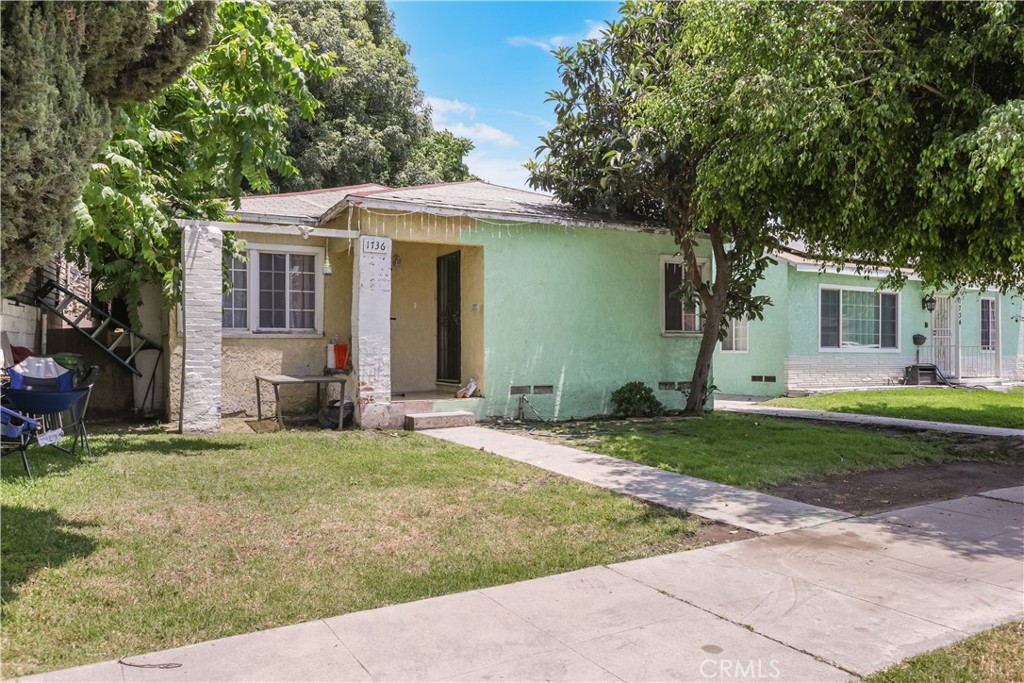 a view of a house with a yard