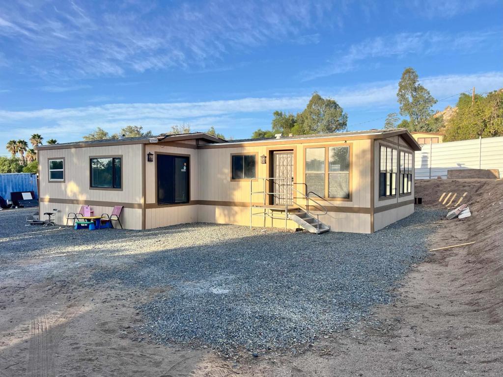 a view of a house with backyard