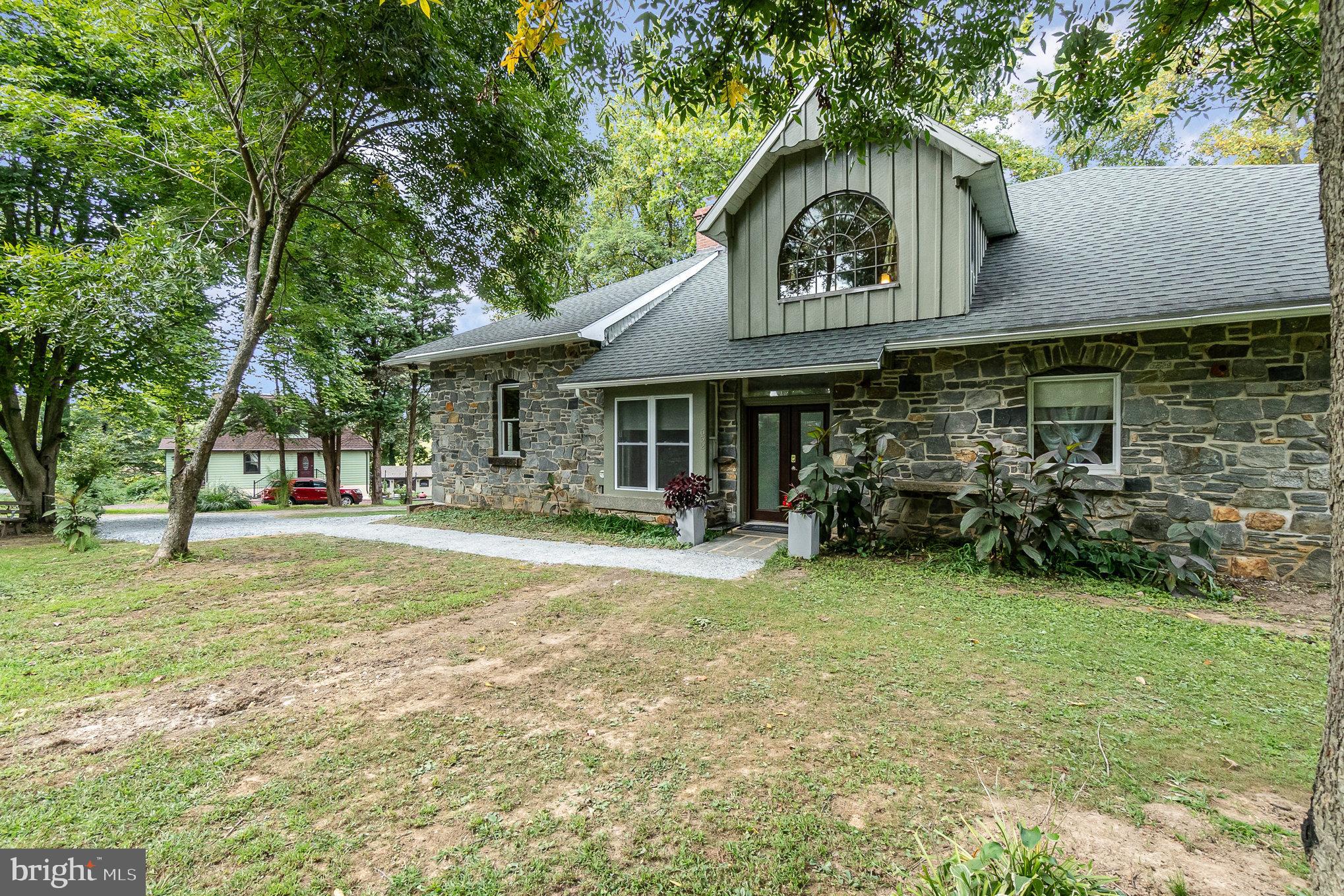 a view of a house with a yard