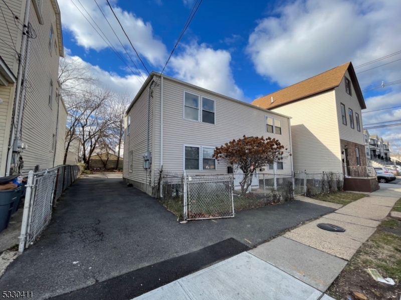 a view of a house with backyard