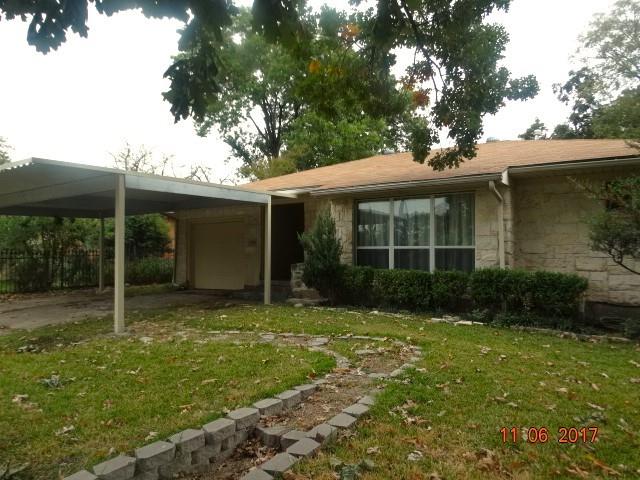 a view of a house with backyard and garden