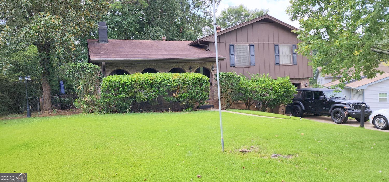 a view of a house with backyard and garden