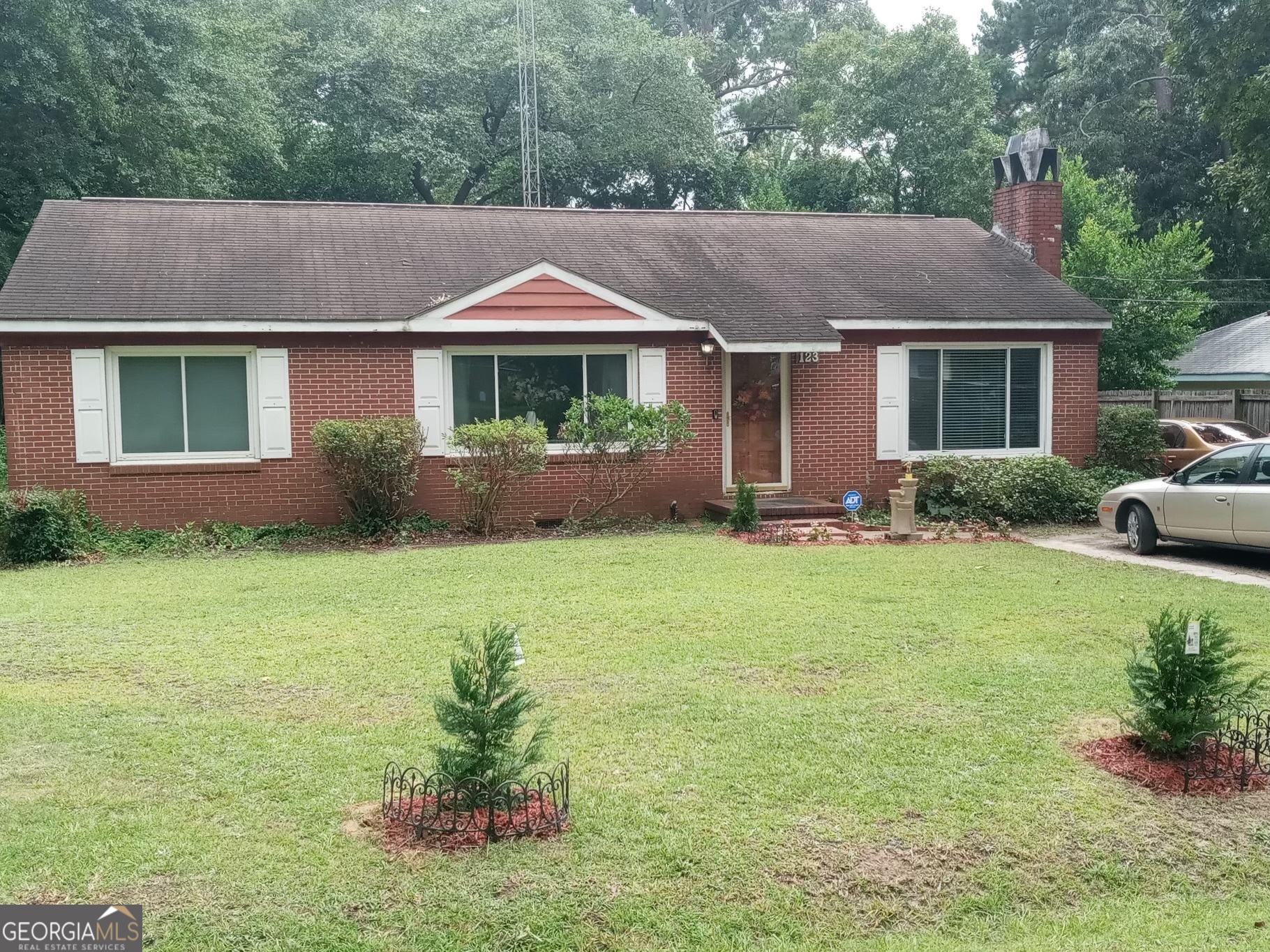 a view of house with garden