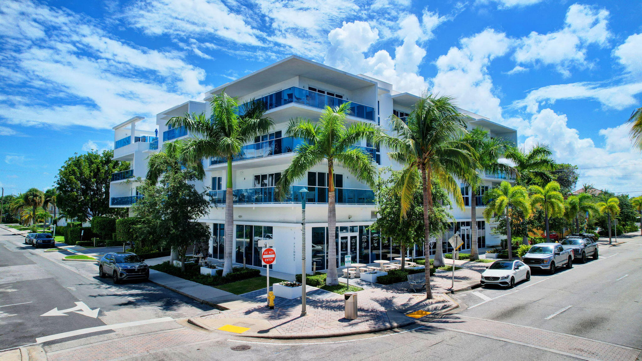 a group of cars parked in front of a building