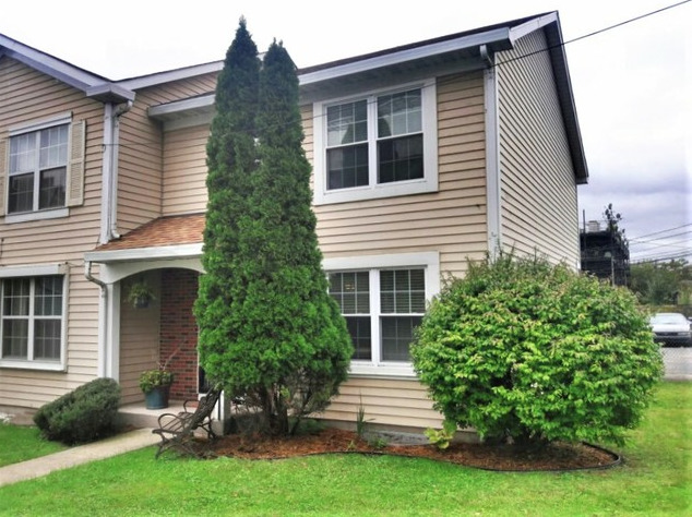 a view of house with a yard