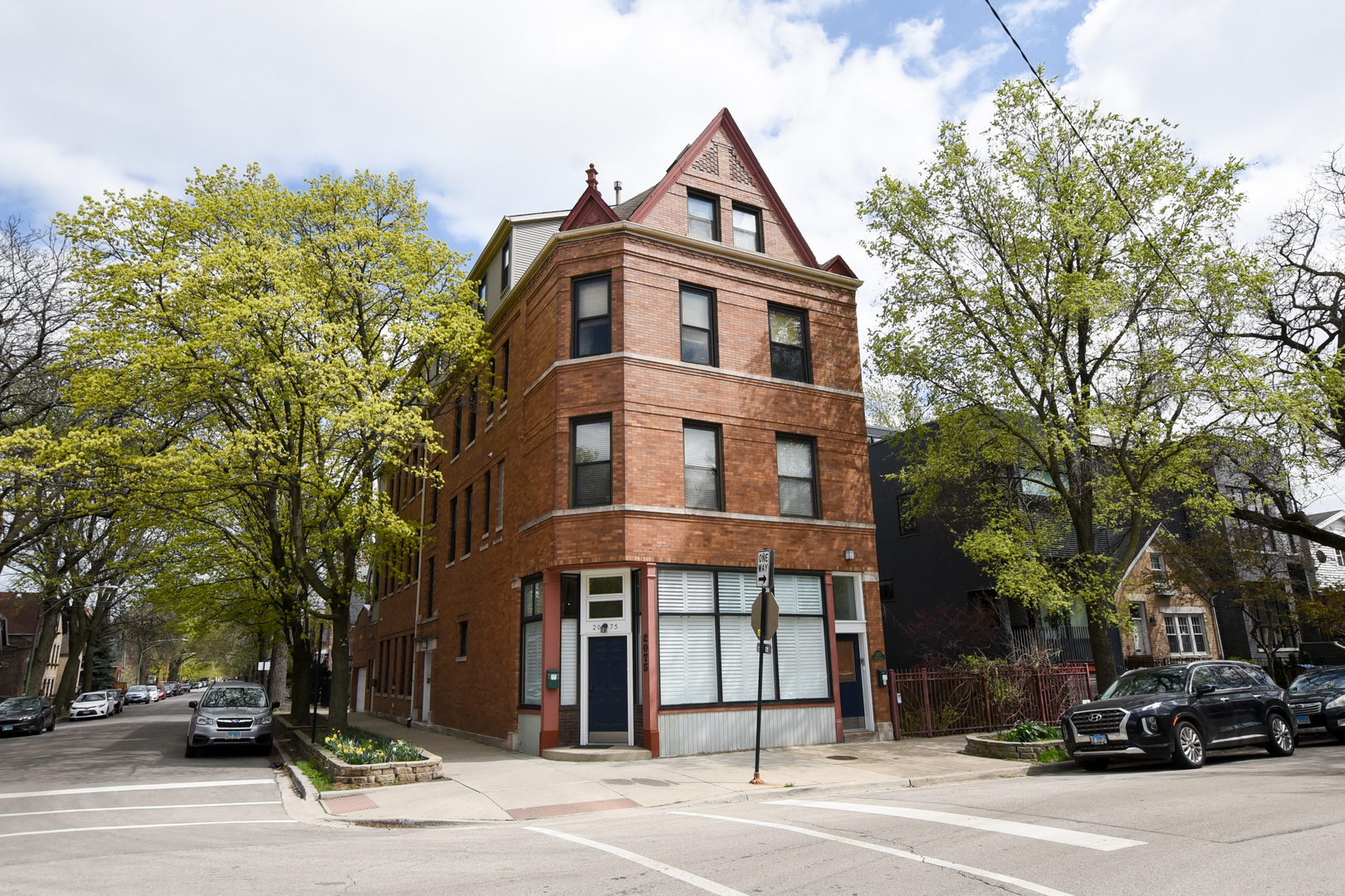 2075 North Oakley Avenue, Unit 3R, Chicago, IL 60647 | Compass