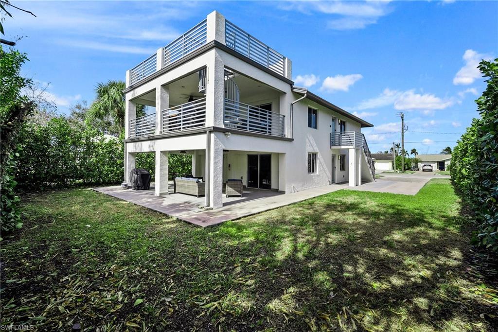 a view of house with a yard