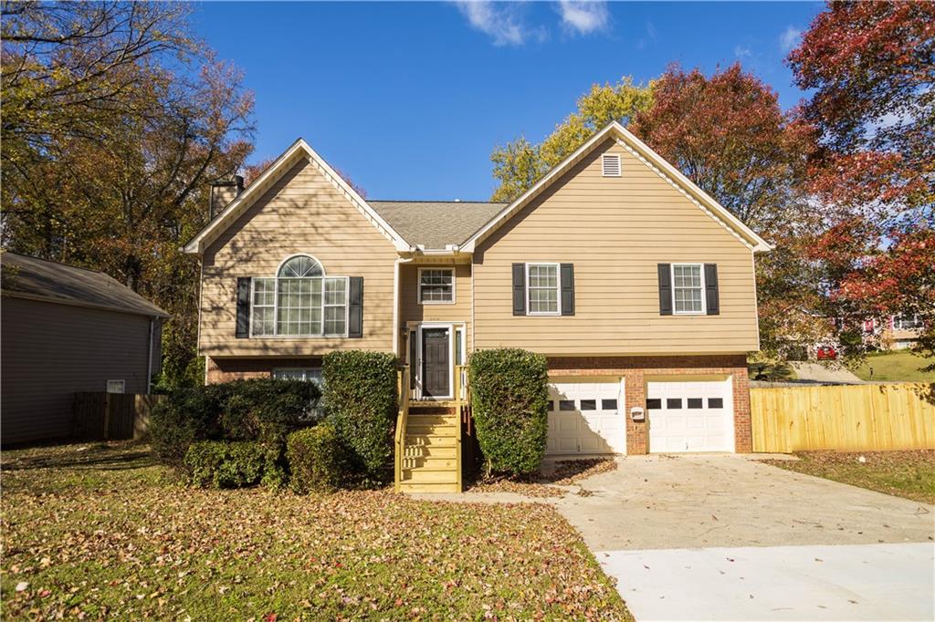 a view of a house with a yard