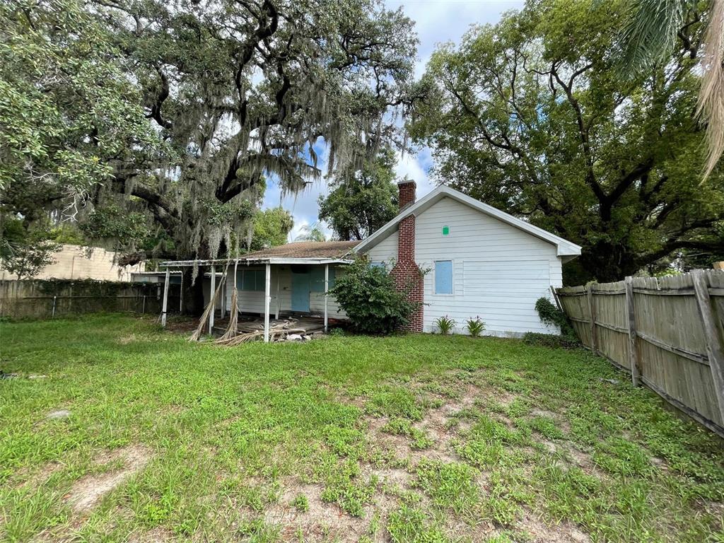 a view of a house with backyard and garden