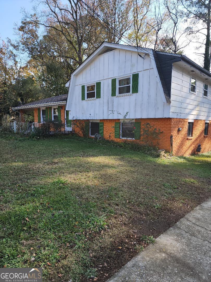 a view of a house with a yard