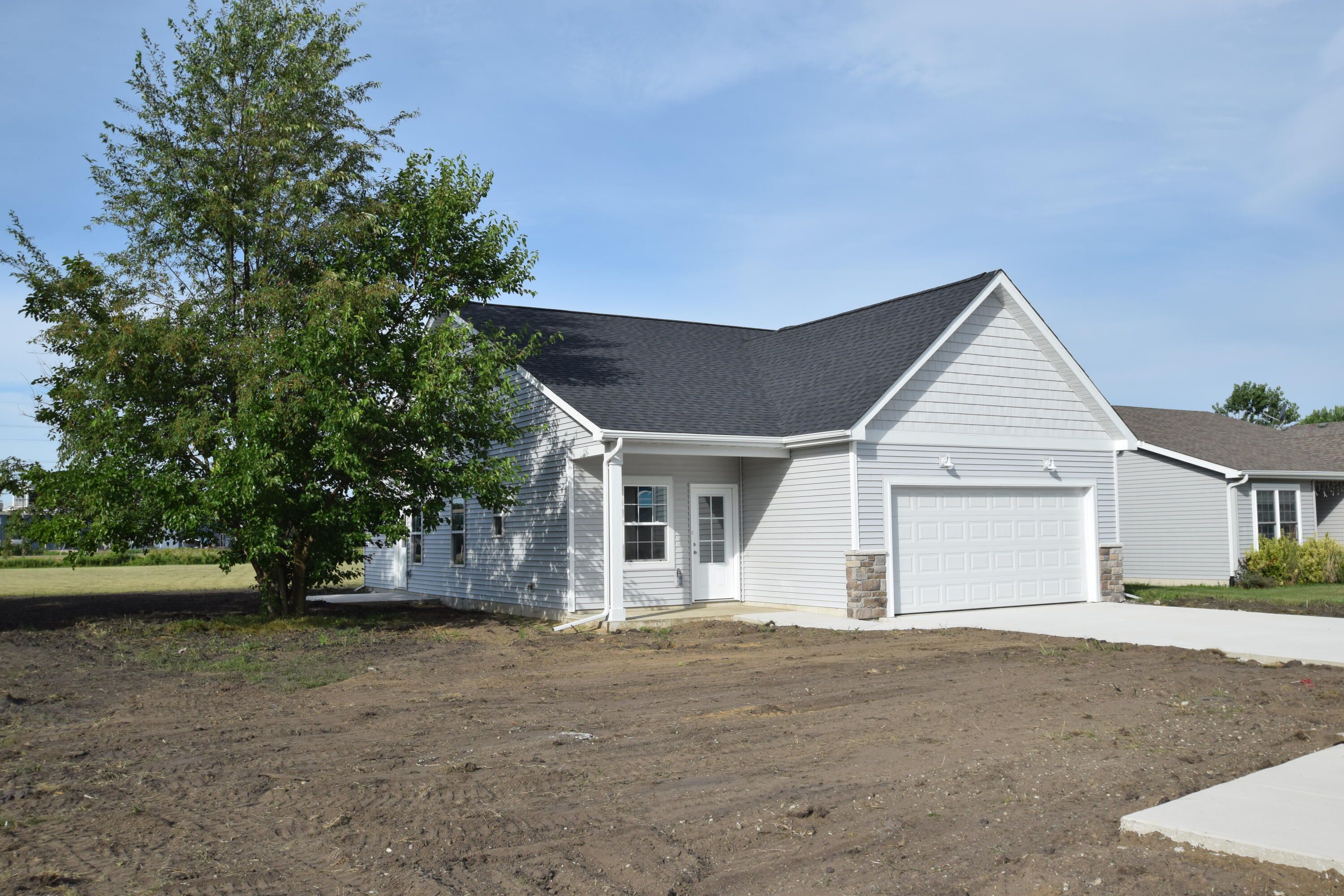 a view of a house with a yard