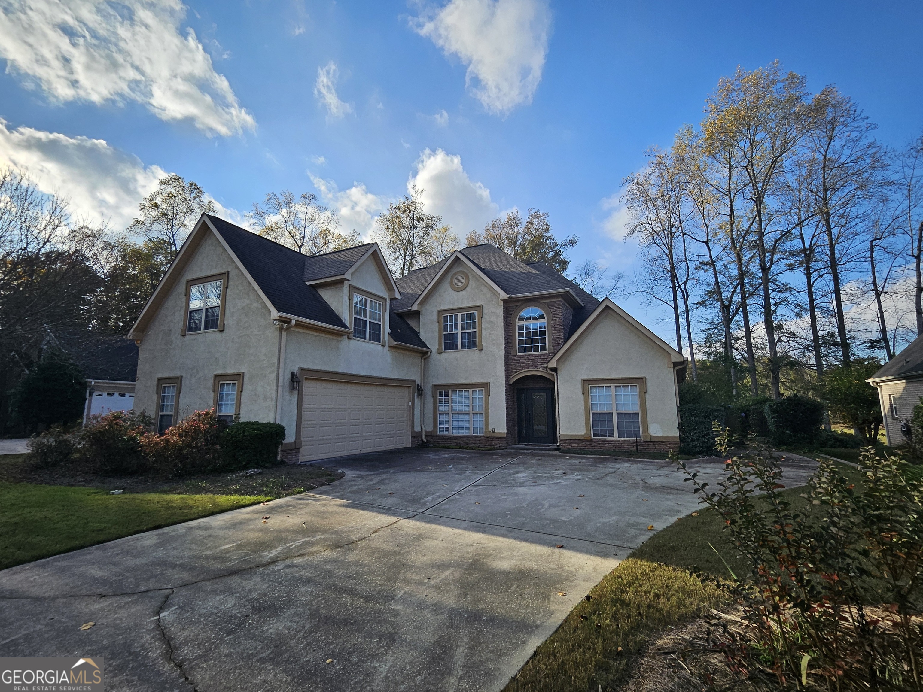 a view of a house with a yard