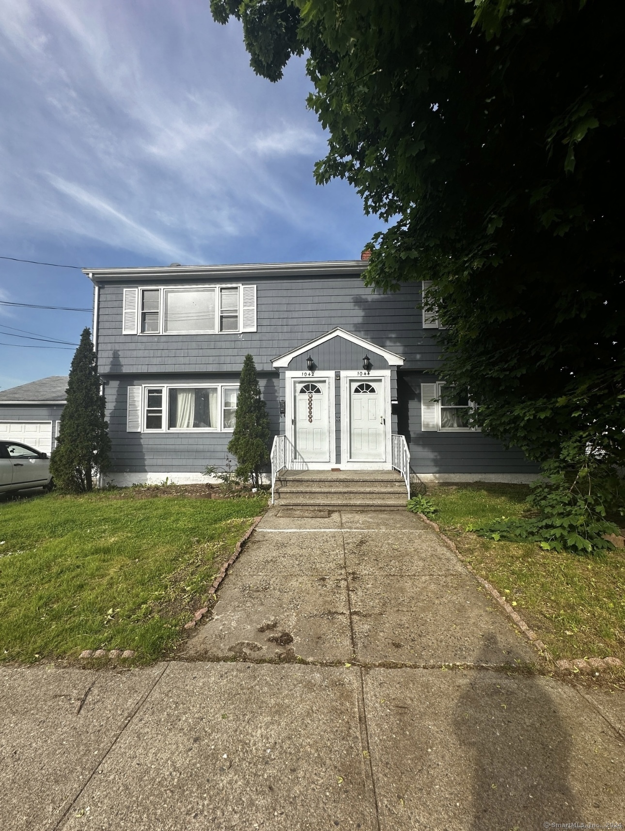 a view of a house with a yard