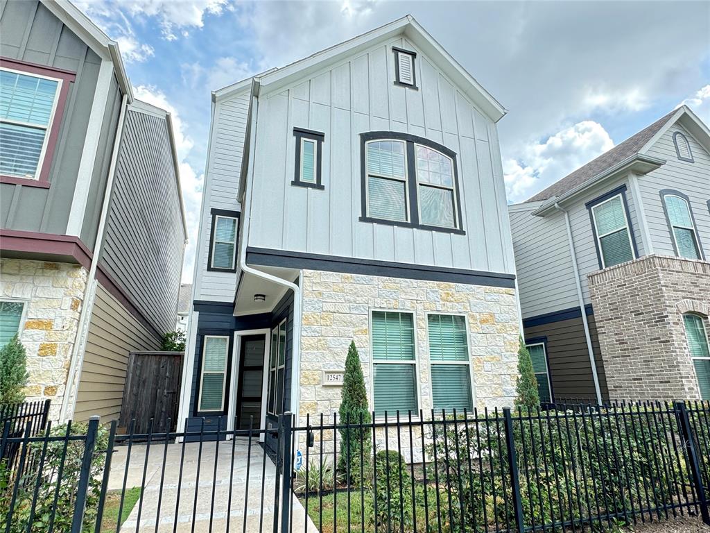 Great 3-story townhome in Energy Corridor.