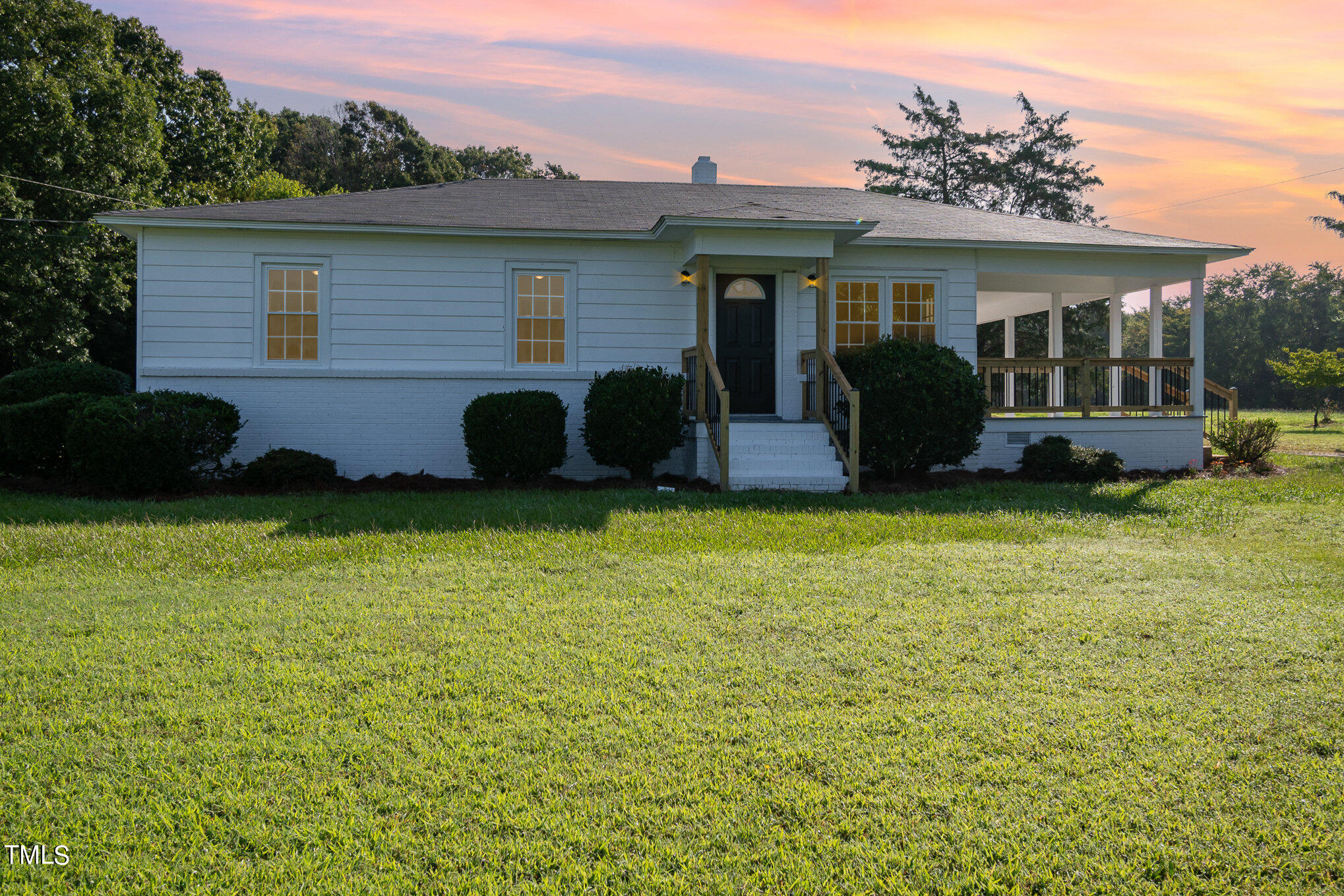 a view of a house with backyard and garden