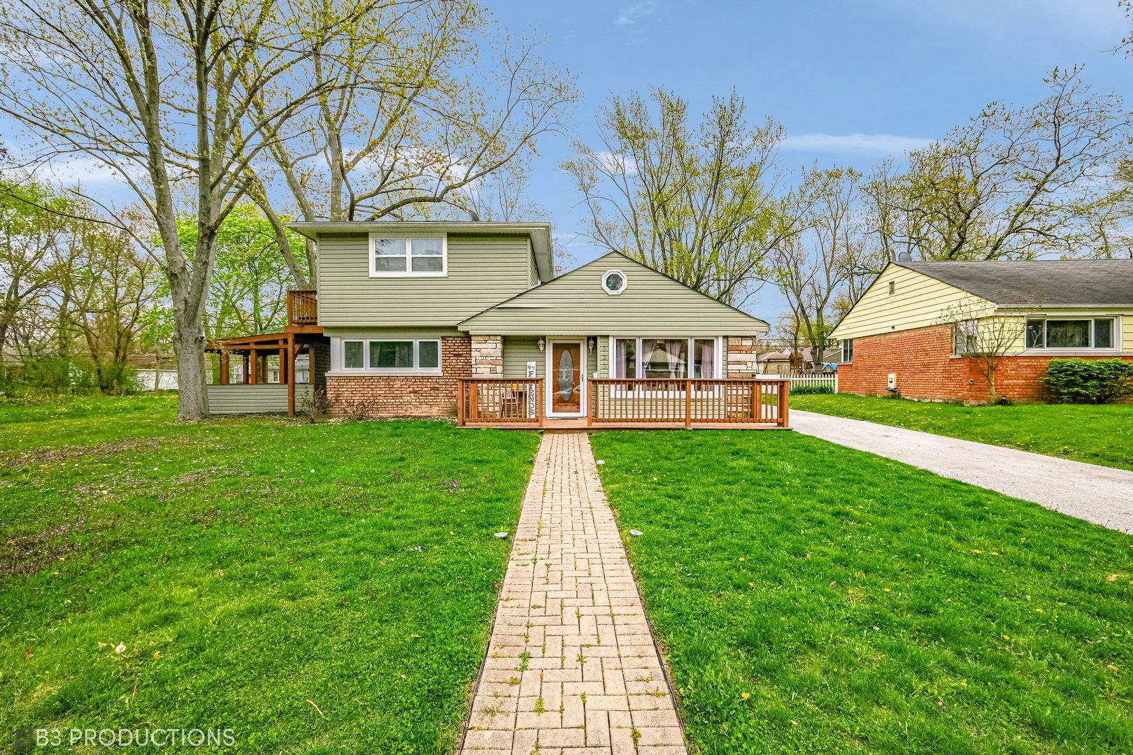 a view of a front of house with a yard