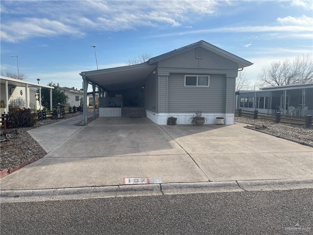 Manufactured / mobile home with a carport