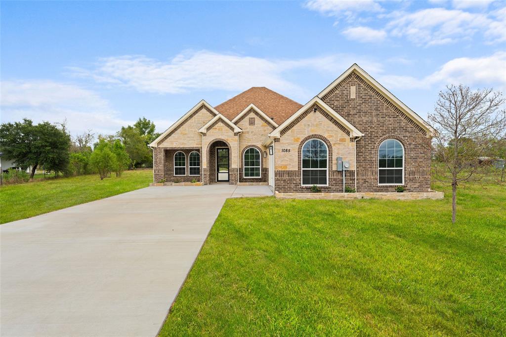 View of front of home featuring a front yard