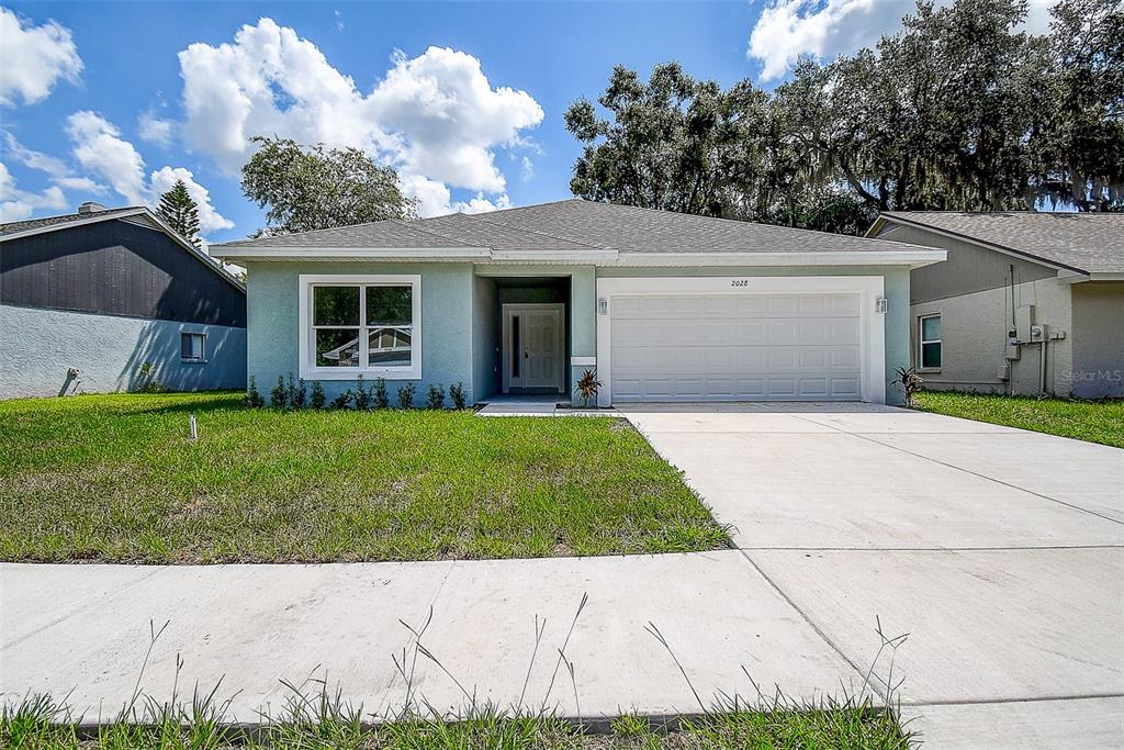 a view front of house with yard and entertaining space