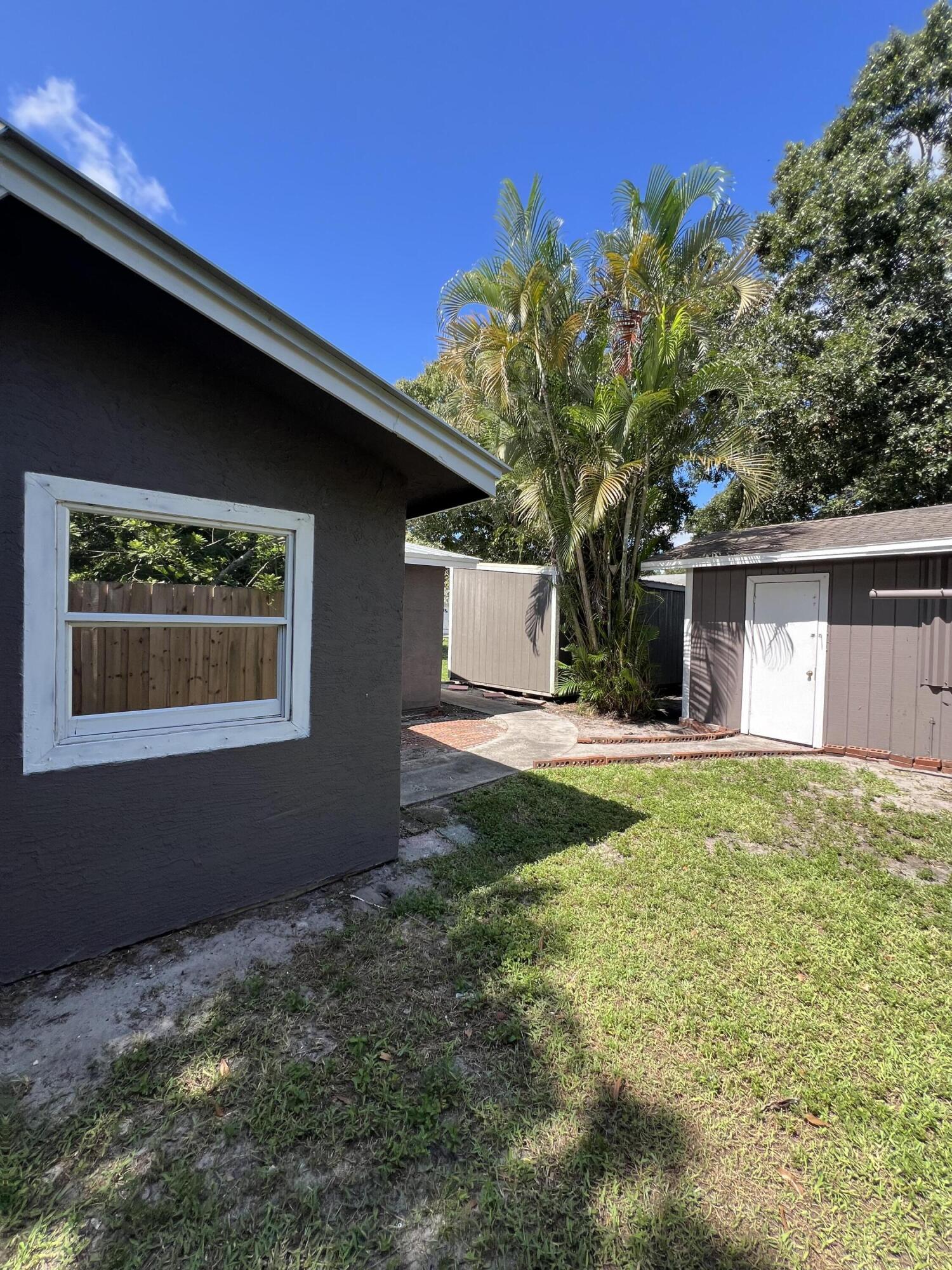 a view of a house with yard and tree s