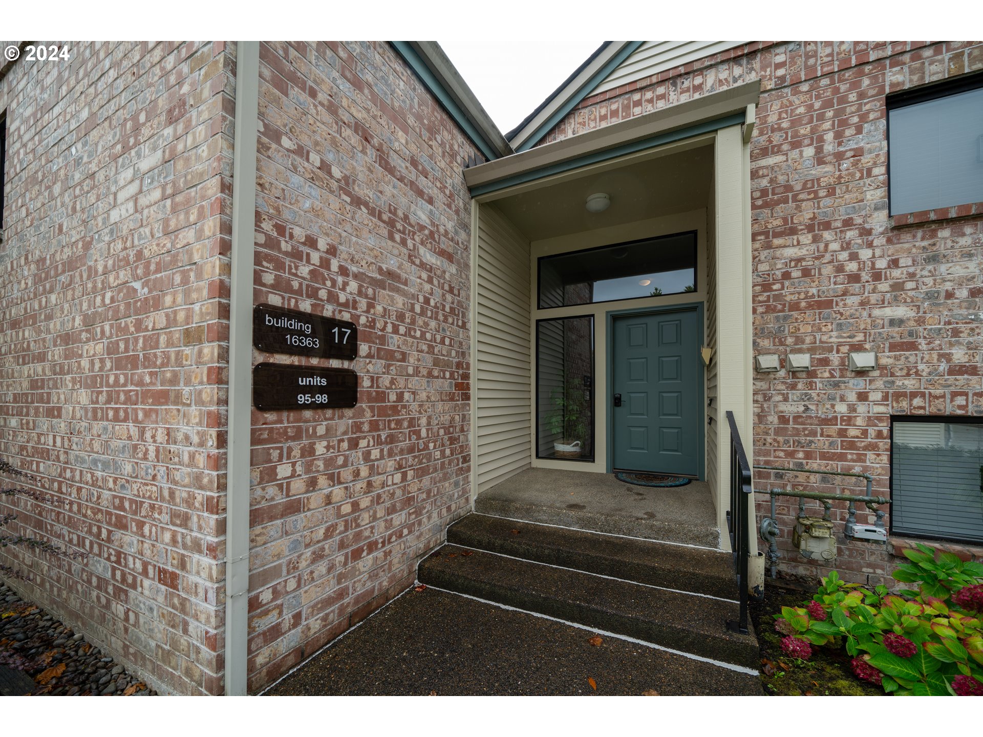 a view of entryway front of house