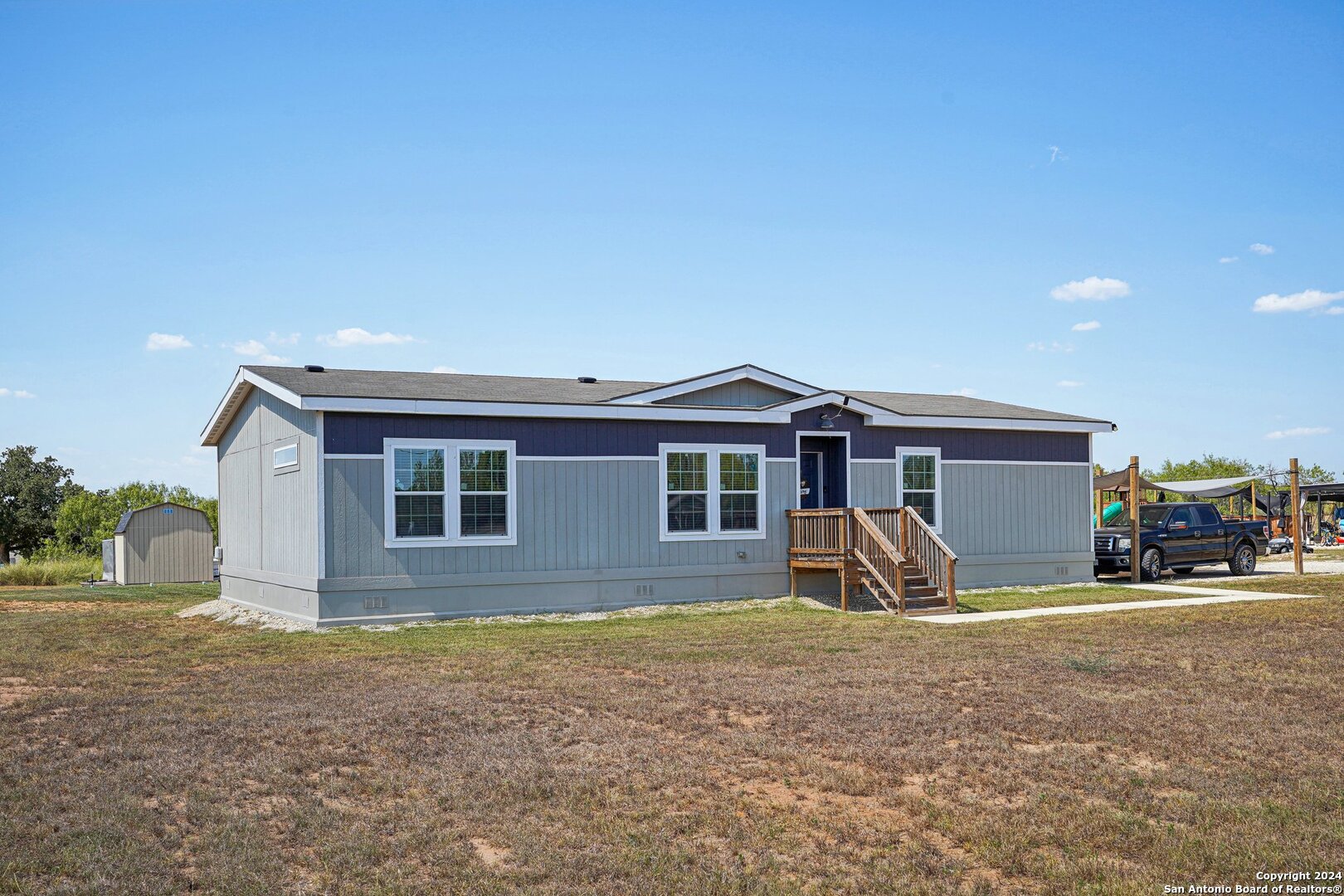 a view of a house with backyard