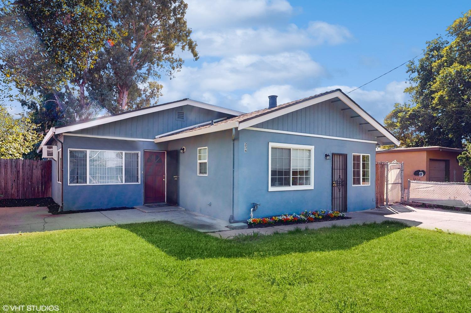 a view of front of a house with a yard