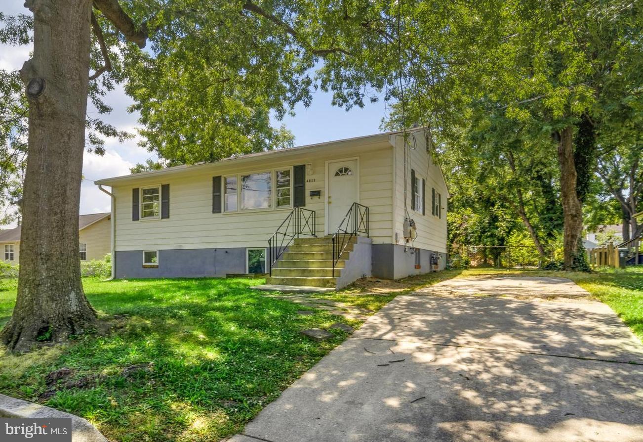 a view of a house with a yard