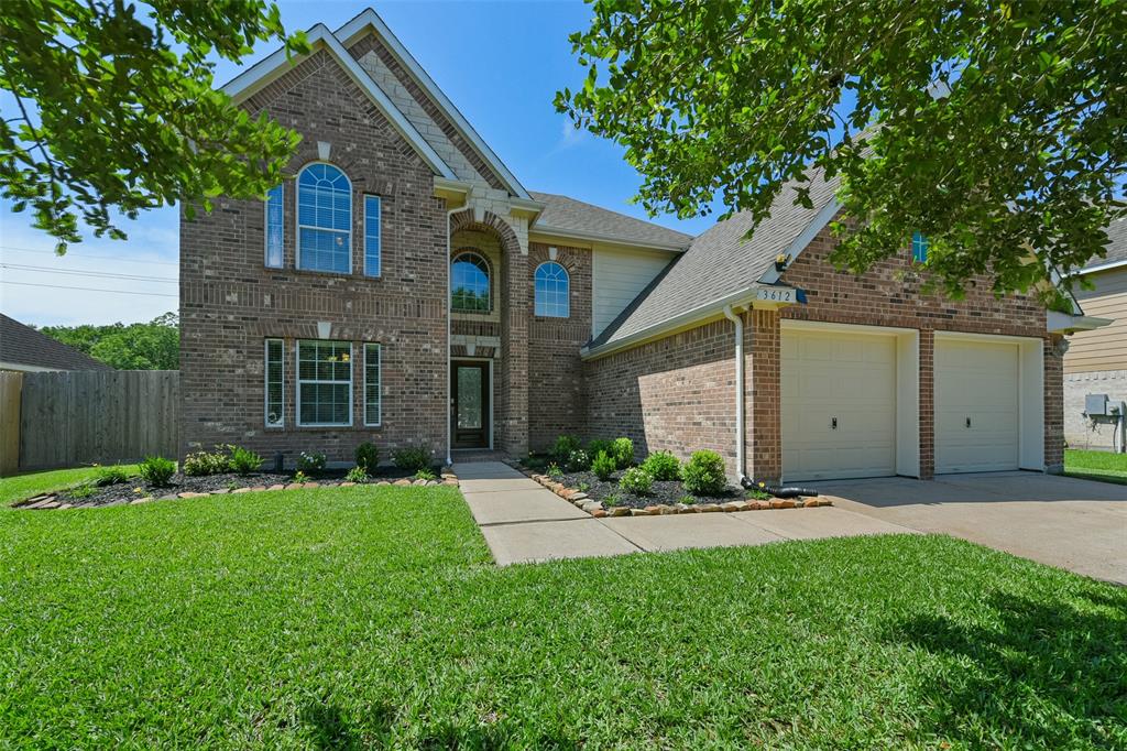 Welcome to 3612 Oak Crossing, tucked away in the sought-after community of Oakbrook Estates on Pearland's east side. PERFECTLY maintained by seller and features maturing oaks, refreshed landscaping, and fresh paint throughout.
