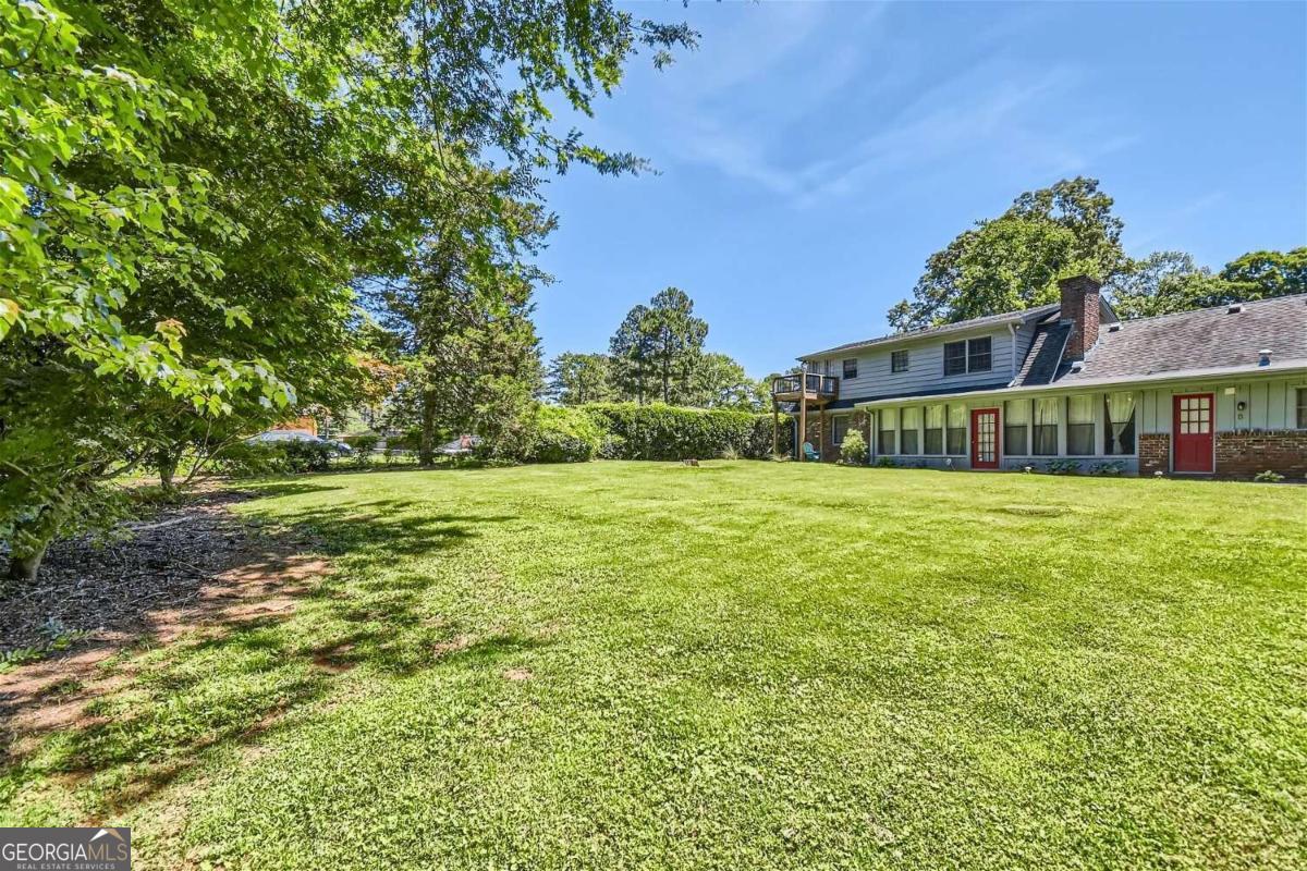 a view of an house with a yard