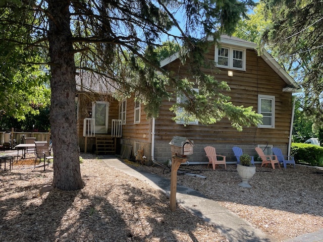 a view of a house with a yard